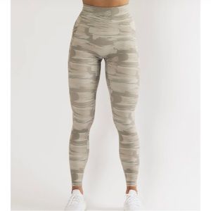 Alphalete Surface Pocket Legging